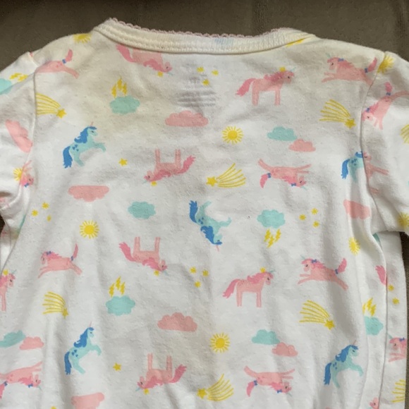 3/$25 bundle of Carter’s Onesies - Picture 9 of 9